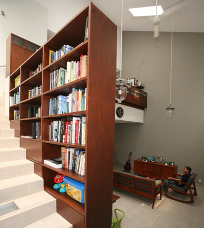 Membuat Furniture Pembatas Tangga Sekaligus Rak Buku 