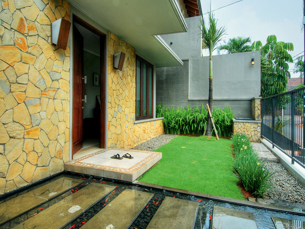 taman+rumah+minimalis+dengan+kolam+ikan+koi+depan+rumah - SAKTI DESAIN