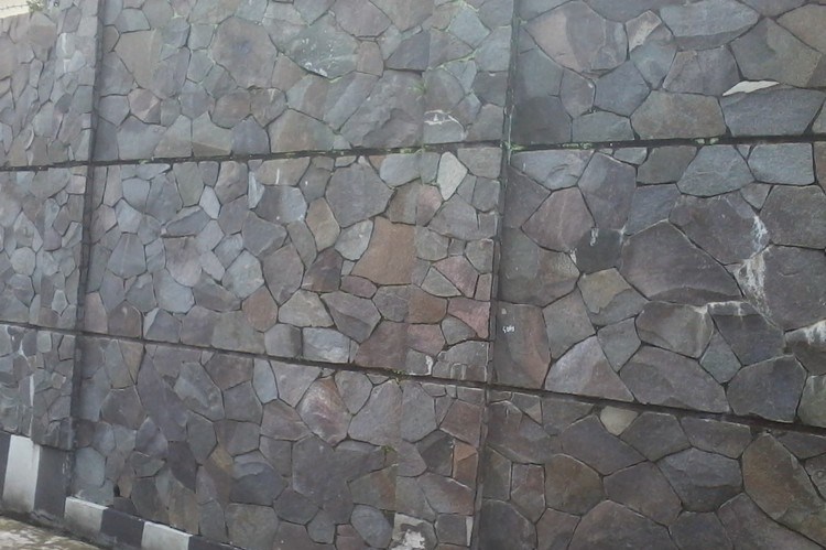 Dinding batu alam menggunakan batu templek - SAKTI DESAIN