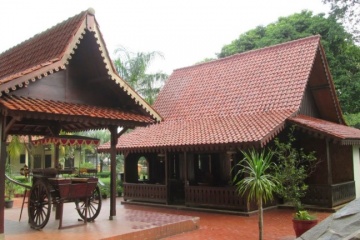 rumah adat betawi