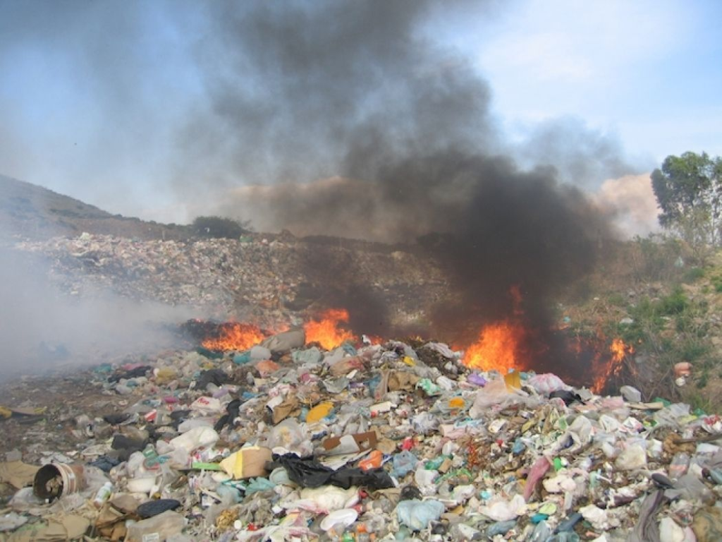 membakar sampah