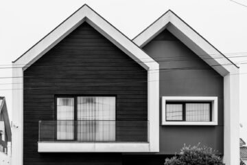 Desain rumah 2 lantai minimalis modern dengan konsep tata ruang terbuka dan pencahayaan alami yang optimal.